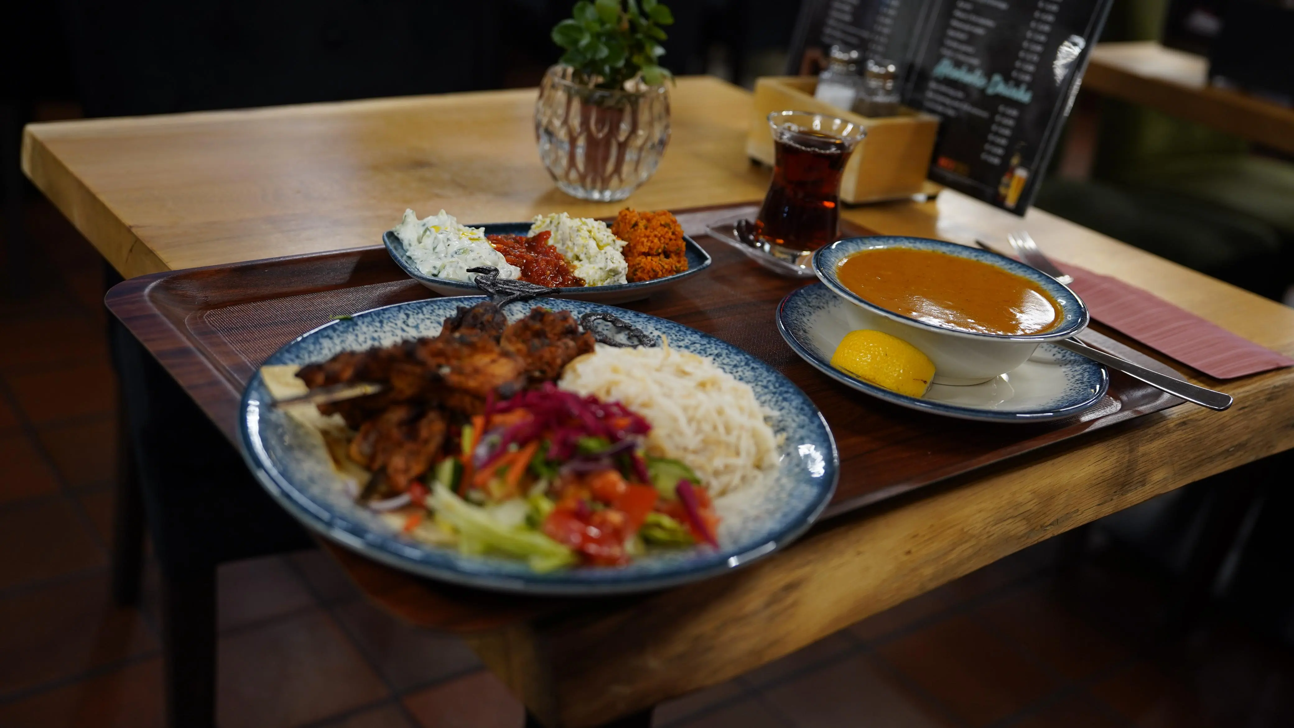 Vers bereide tantuni met ui, peterselie en Turks brood bij Tantunio Groningen
