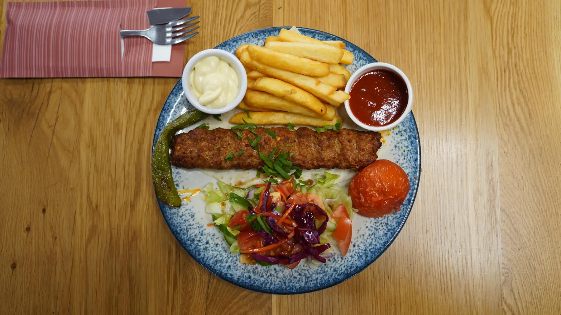 Tafel met diverse Turkse gerechten bij Tantunio Groningen